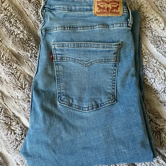 Levi 725 High Rise Bootcut - Picture 6 of 7